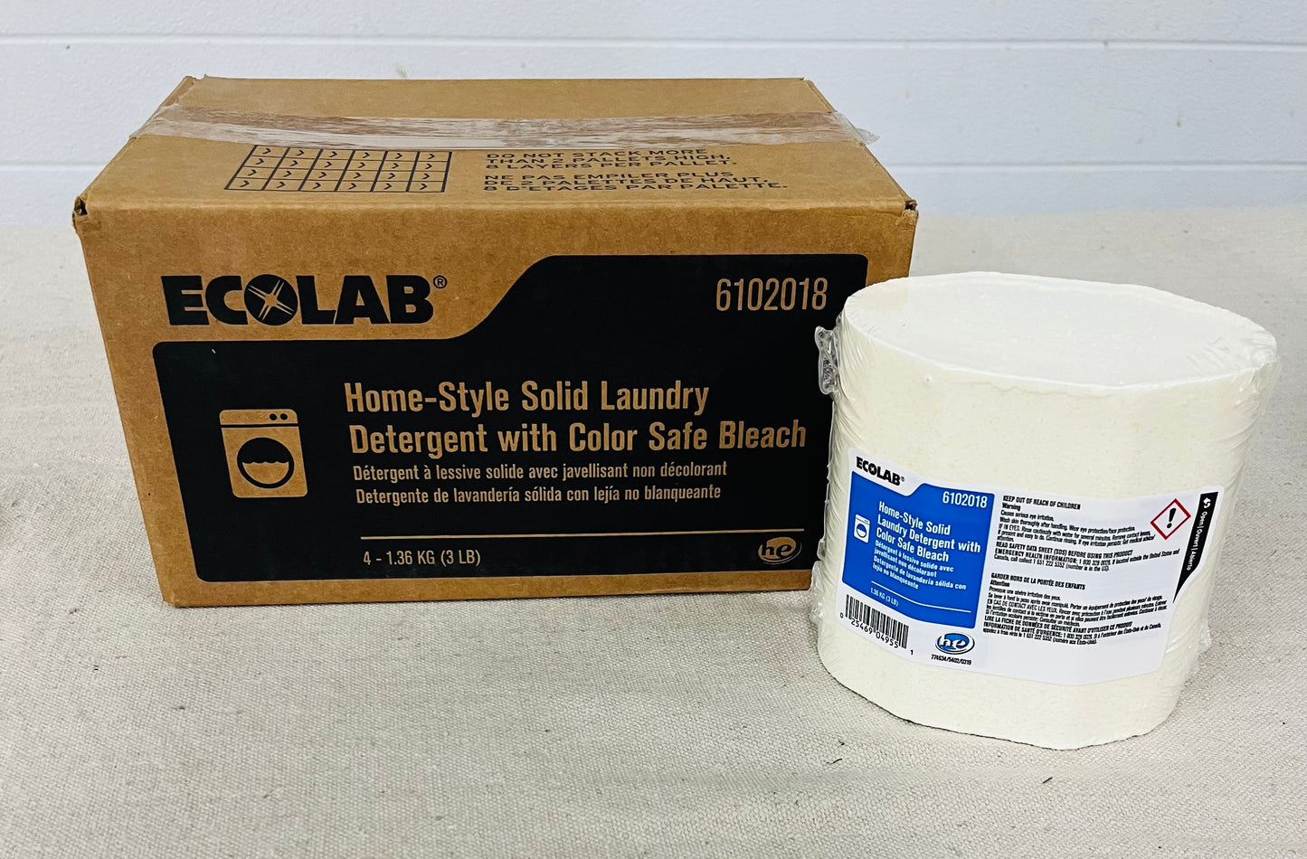 Ecolab 4 Count Home-Style Solid Laundry Detergent with Color Safe Bleach 6102018 (1 case)
