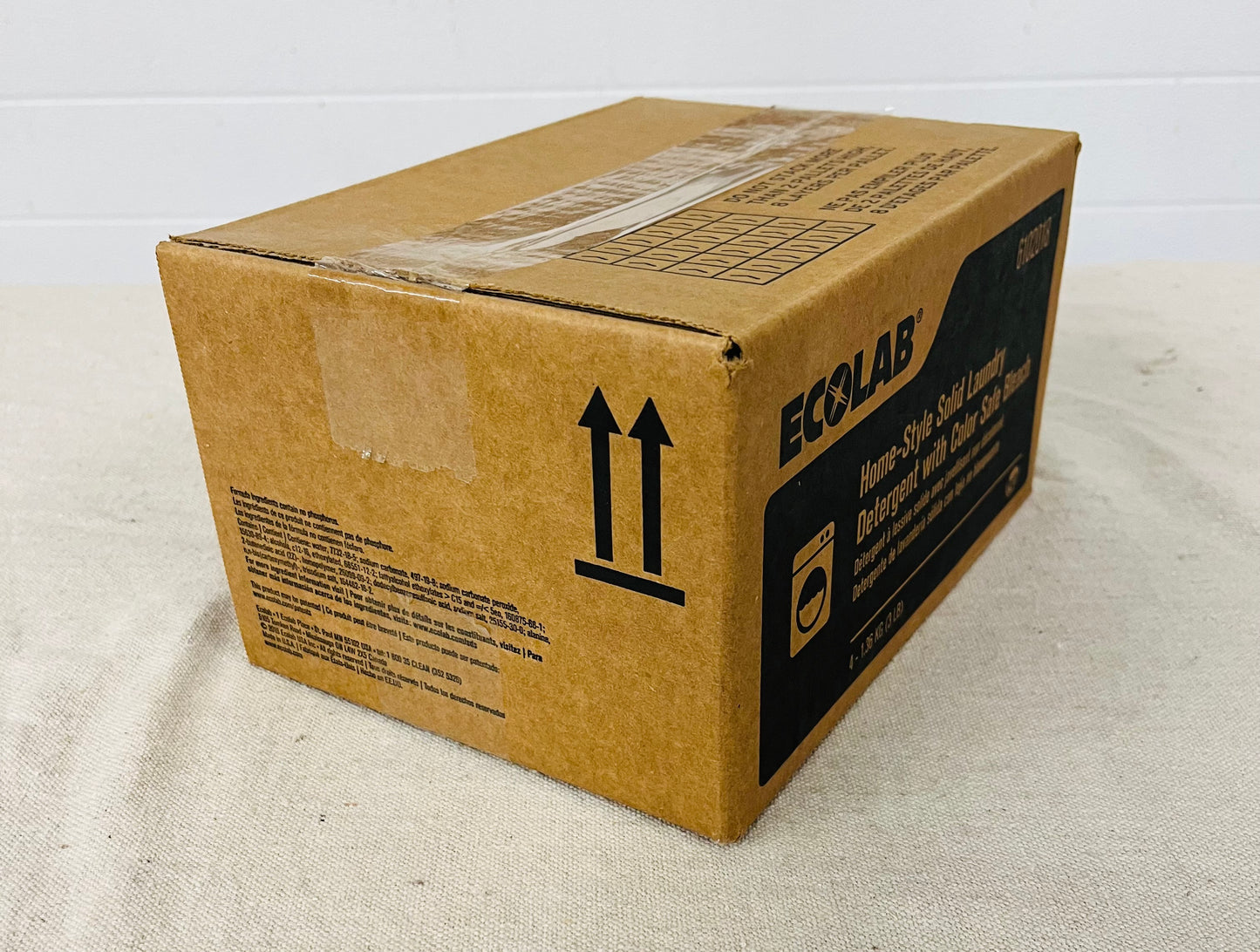 Ecolab 4 Count Home-Style Solid Laundry Detergent with Color Safe Bleach 6102018 (1 case)